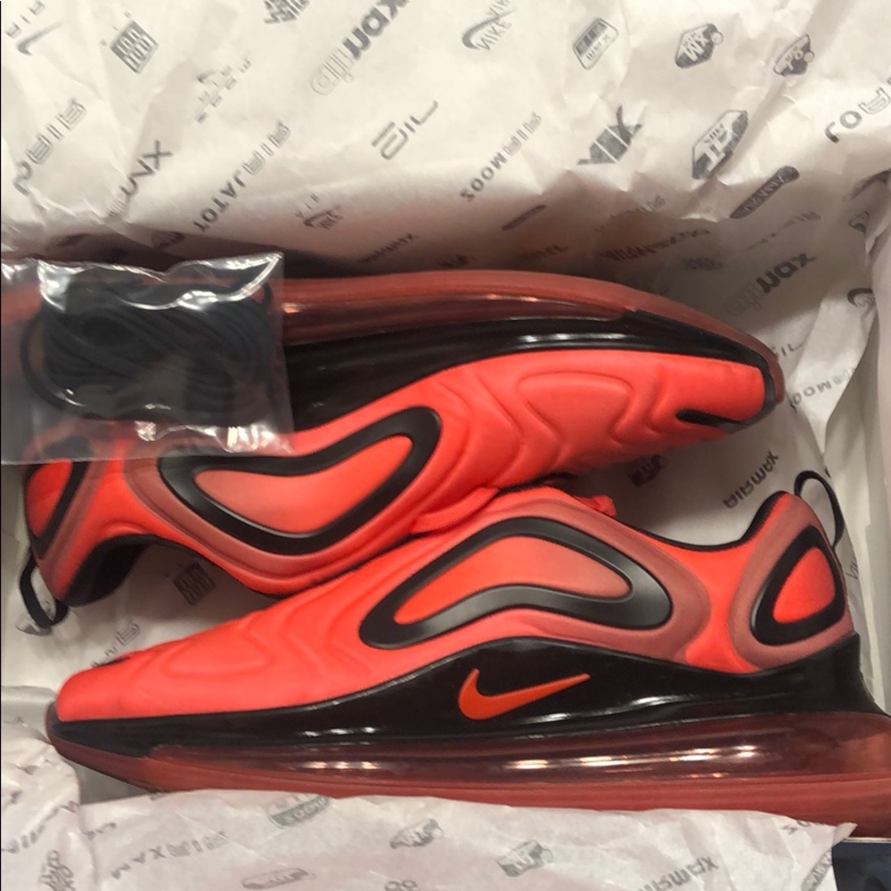 Men’s black red air max 720